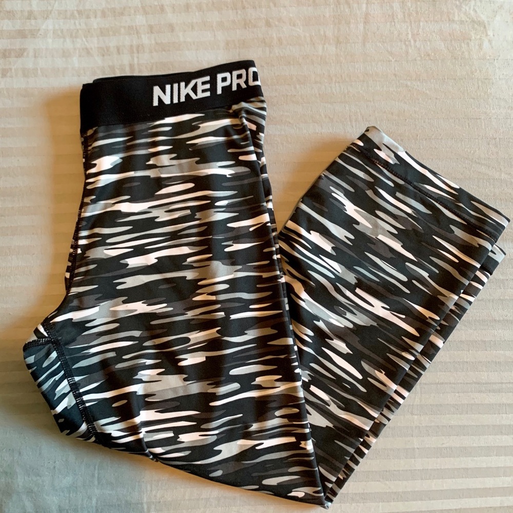 Nike Pro Camo Workout Capri Pants